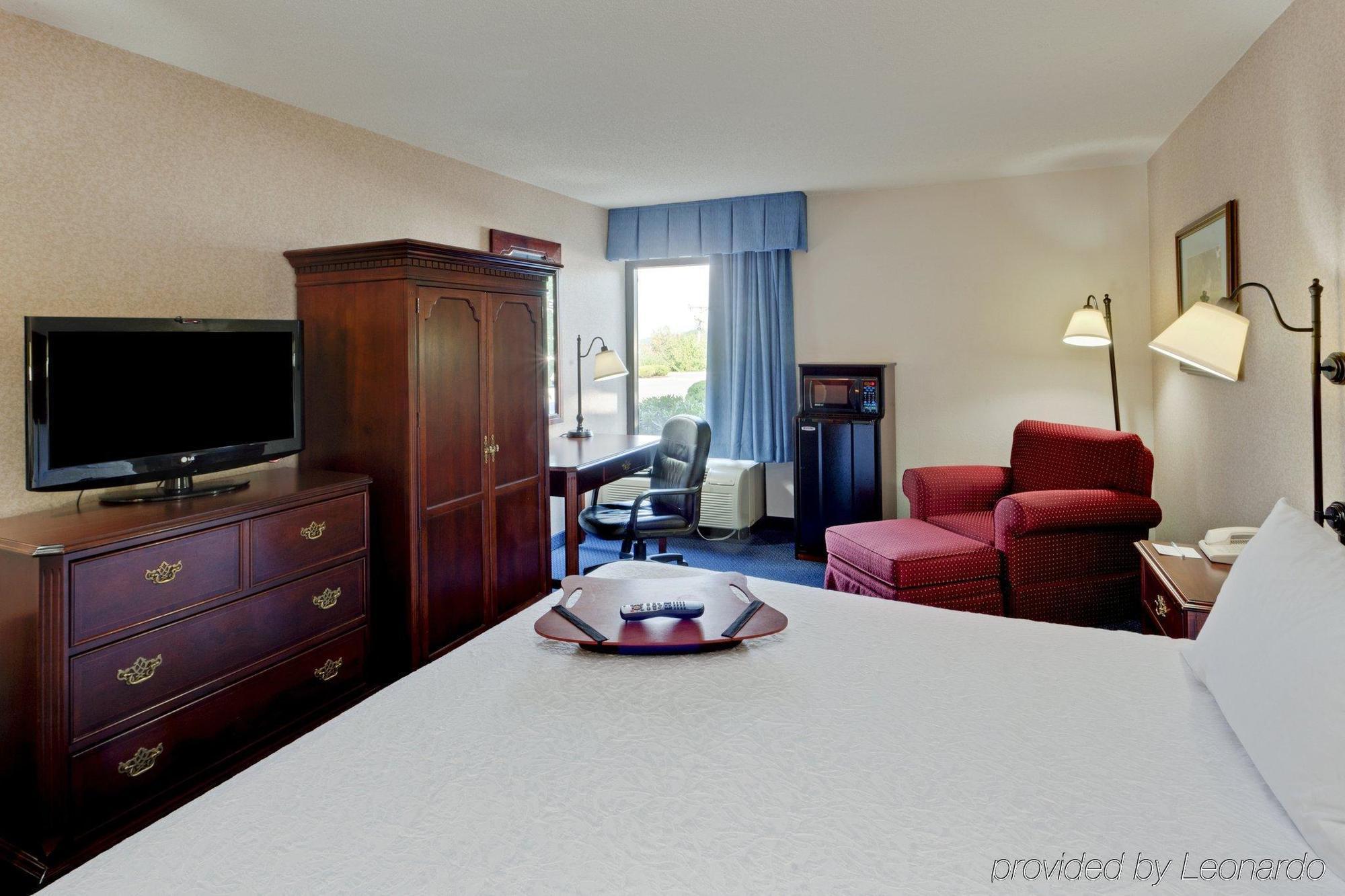 Hampton Inn Harrisonburg - University Номер фото