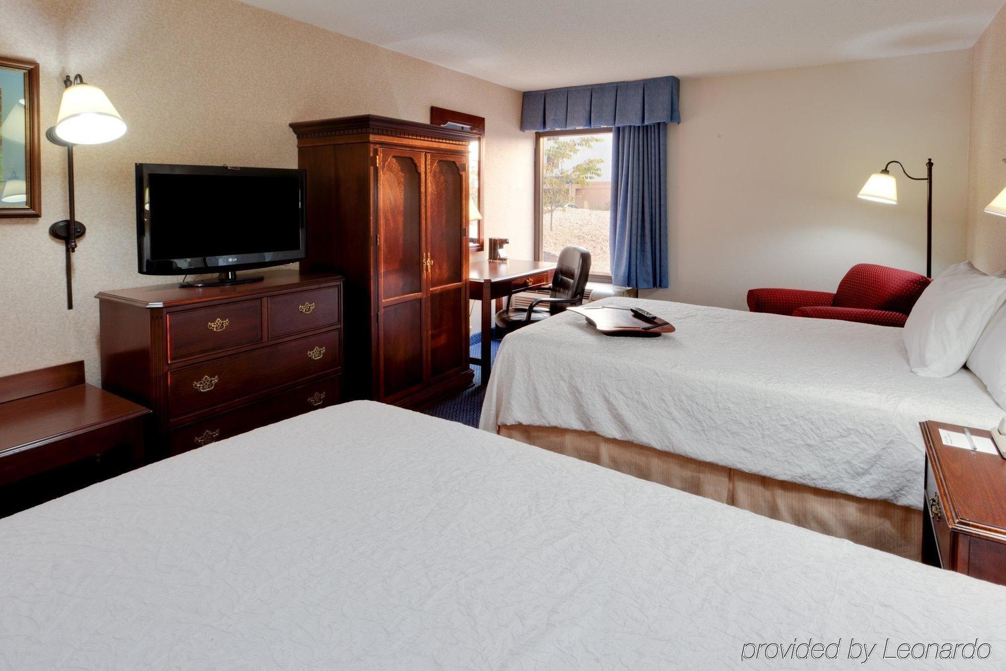 Hampton Inn Harrisonburg - University Номер фото