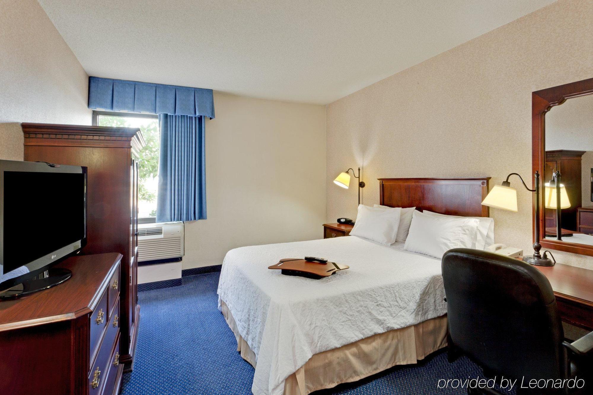 Hampton Inn Harrisonburg - University Номер фото