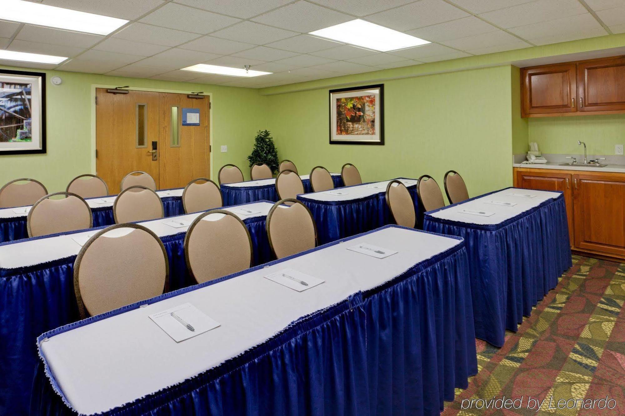 Hampton Inn Harrisonburg - University Бизнес фото